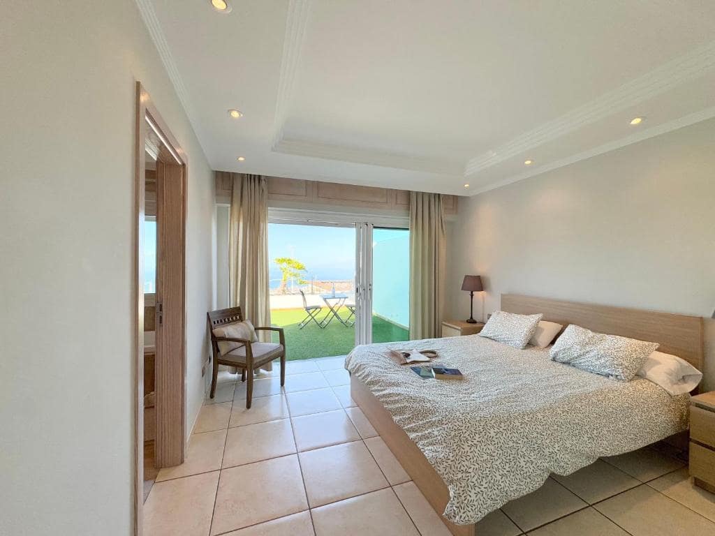 4 bedroom Villa for sale in Adeje with pool garage - € 1,300,000 (Ref: 9601549)