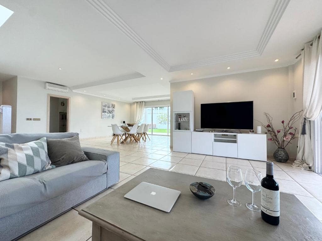 4 bedroom Villa for sale in Adeje with pool garage - € 1,300,000 (Ref: 9601549)