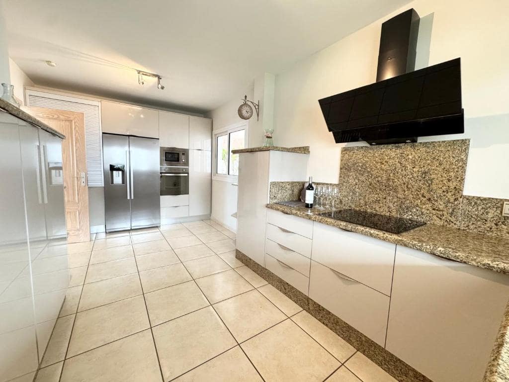 4 bedroom Villa for sale in Adeje with pool garage - € 1,300,000 (Ref: 9601549)