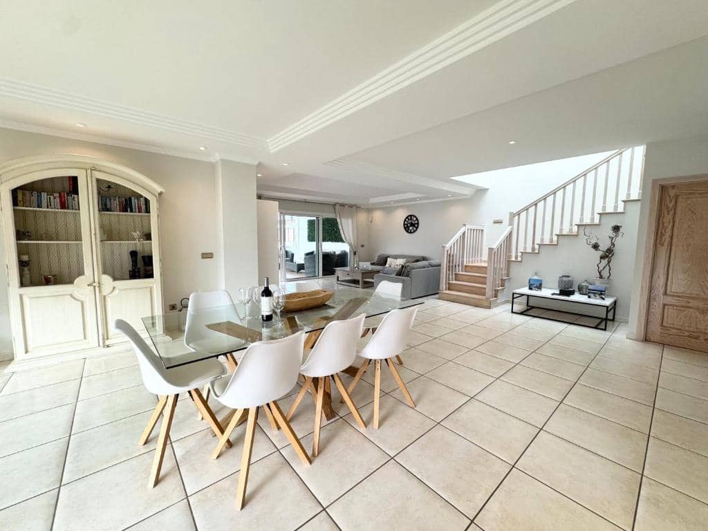 4 bedroom Villa for sale in Adeje with pool garage - € 1,300,000 (Ref: 9601549)