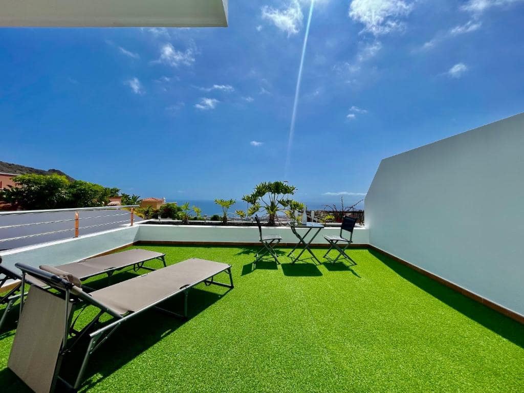 4 bedroom Villa for sale in Adeje with pool garage - € 1,300,000 (Ref: 9601549)