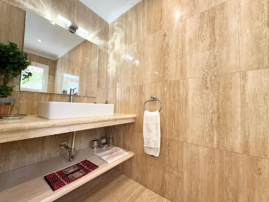 4 bedroom Villa for sale in Adeje with pool garage - € 1,300,000 (Ref: 9601549)