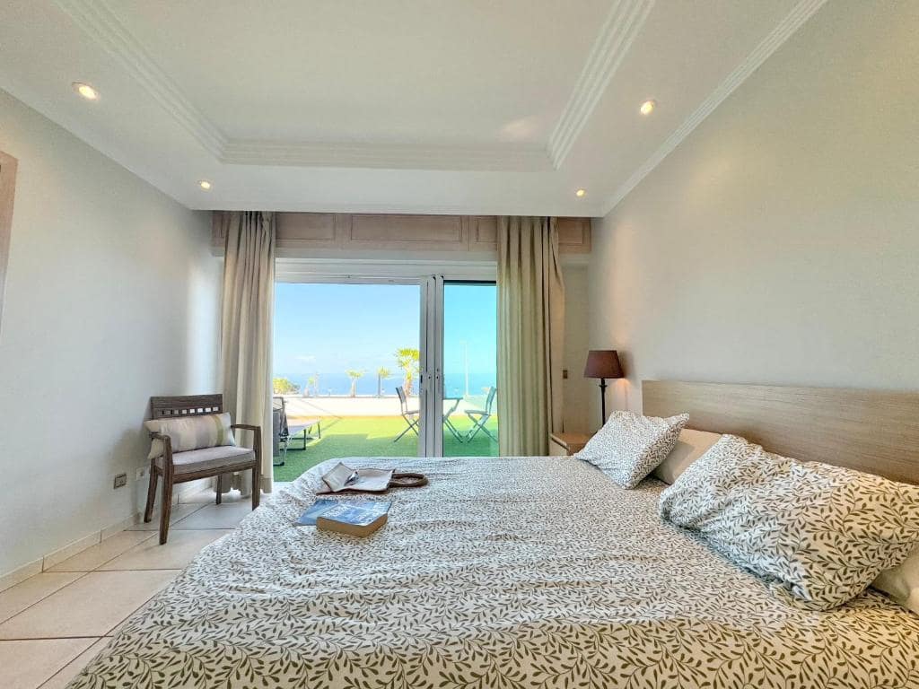 4 bedroom Villa for sale in Adeje with pool garage - € 1,300,000 (Ref: 9601549)