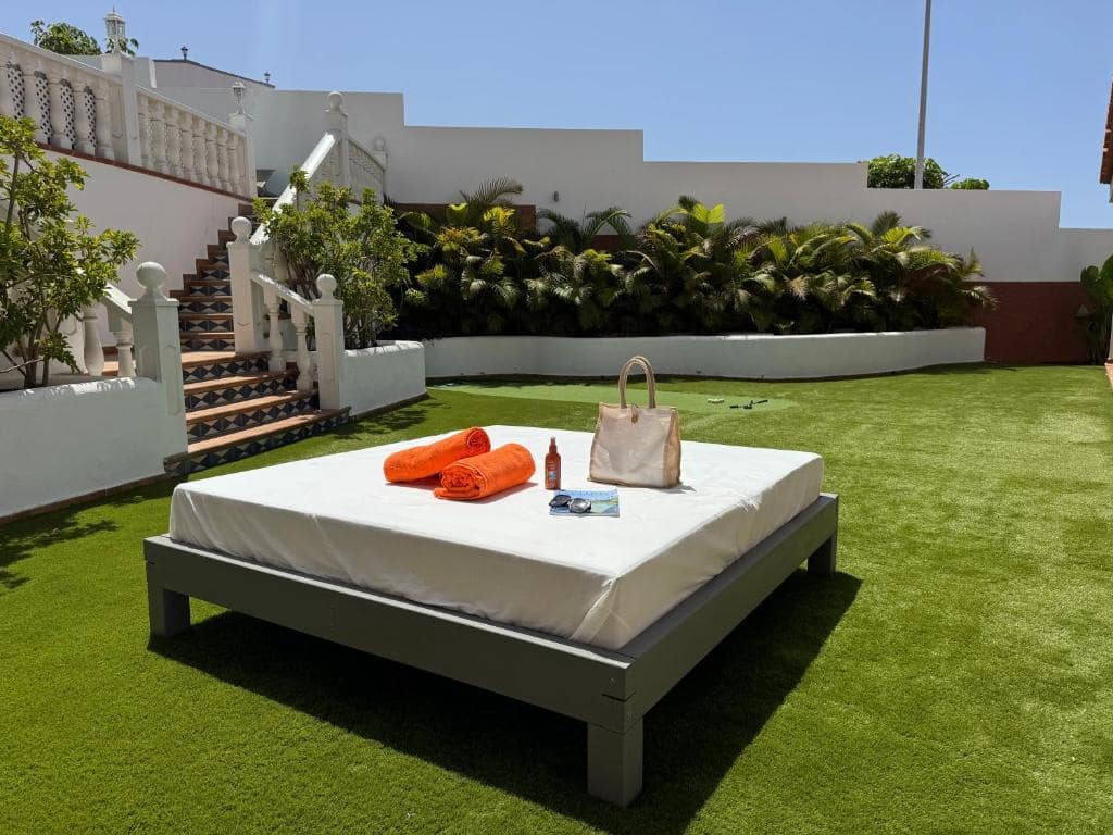 4 bedroom Villa for sale in Adeje with pool garage - € 1,300,000 (Ref: 9601549)