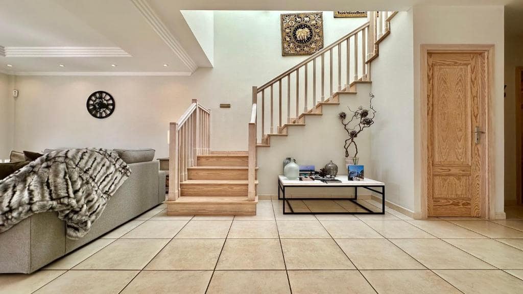 4 bedroom Villa for sale in Adeje with pool garage - € 1,300,000 (Ref: 9601549)