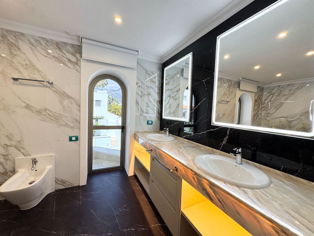 Villa for sale in Costa Adeje - € 3,500,000 (Ref: 9834522)