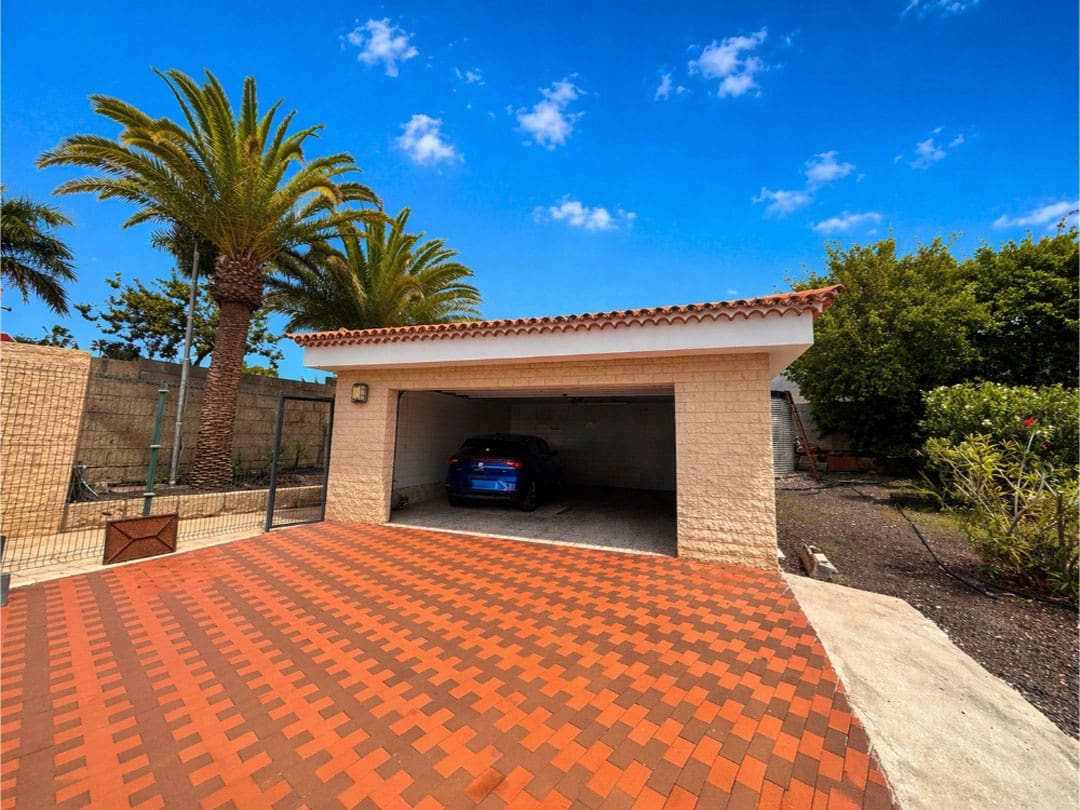 5 bedroom Villa for sale in Playa del Duque with pool garage - € 4,750,000 (Ref: 9834641)