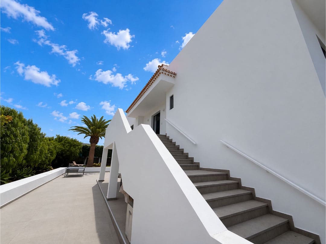 5 bedroom Villa for sale in Playa del Duque with pool garage - € 4,750,000 (Ref: 9834641)