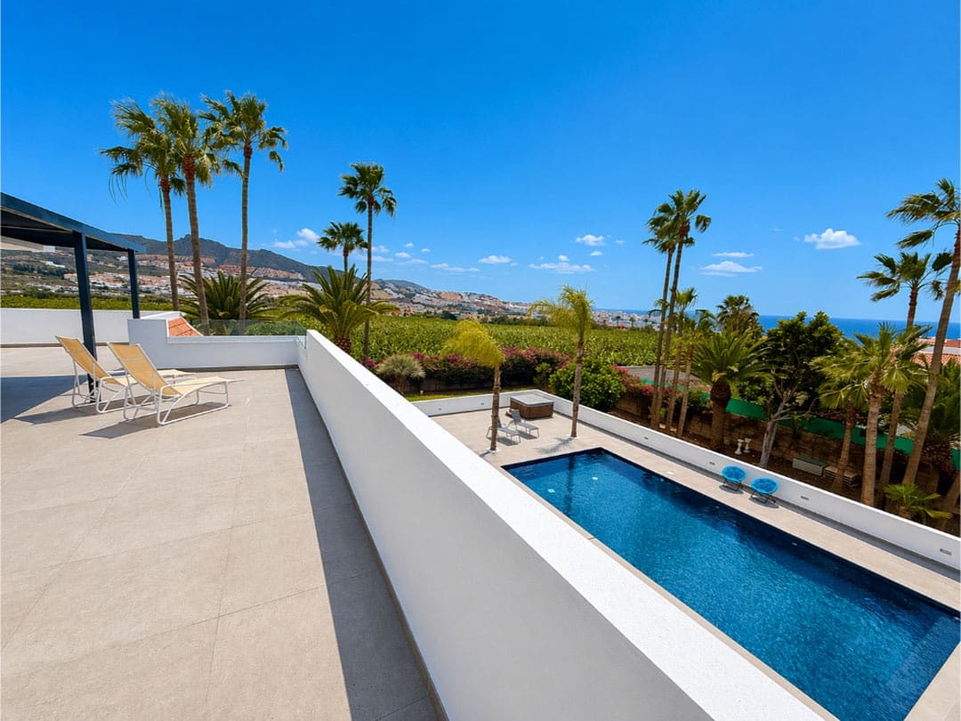5 bedroom Villa for sale in Playa del Duque with pool garage - € 4,750,000 (Ref: 9834641)