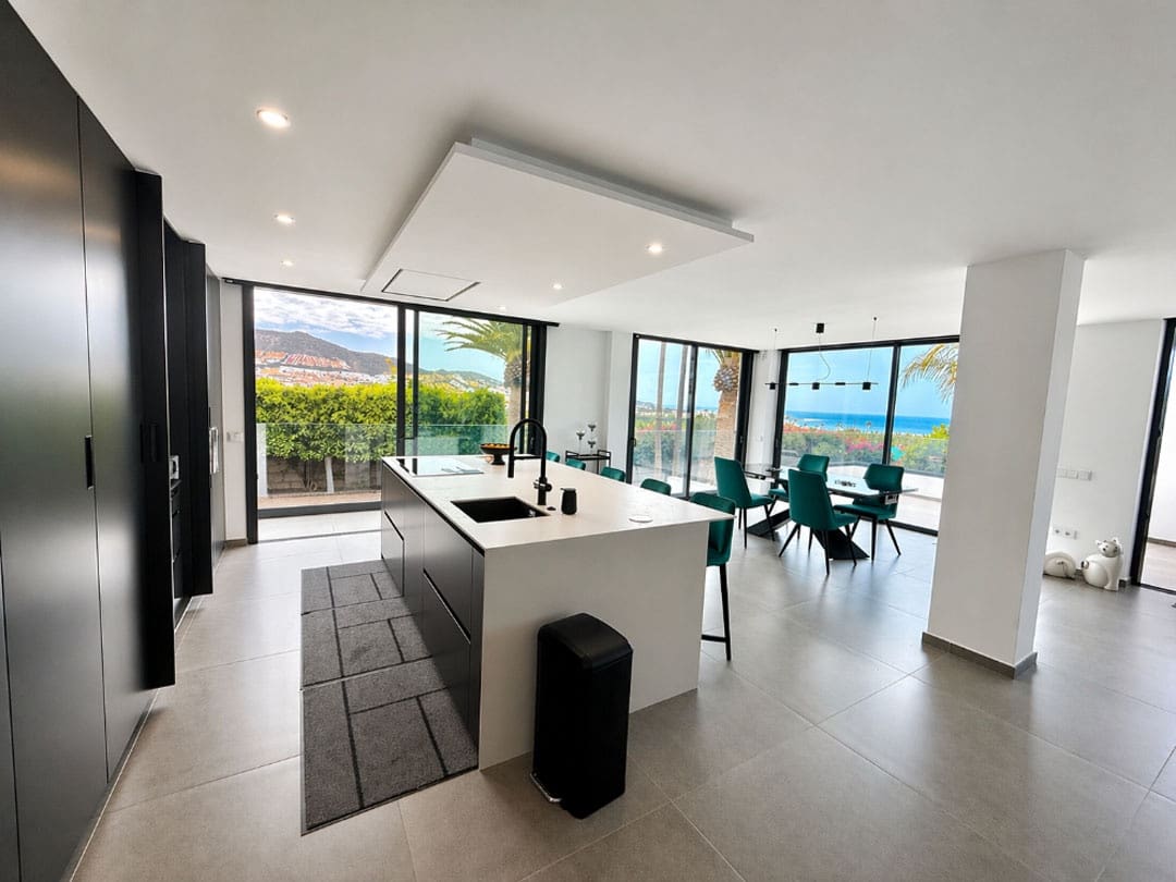 5 bedroom Villa for sale in Playa del Duque with pool garage - € 4,750,000 (Ref: 9834641)