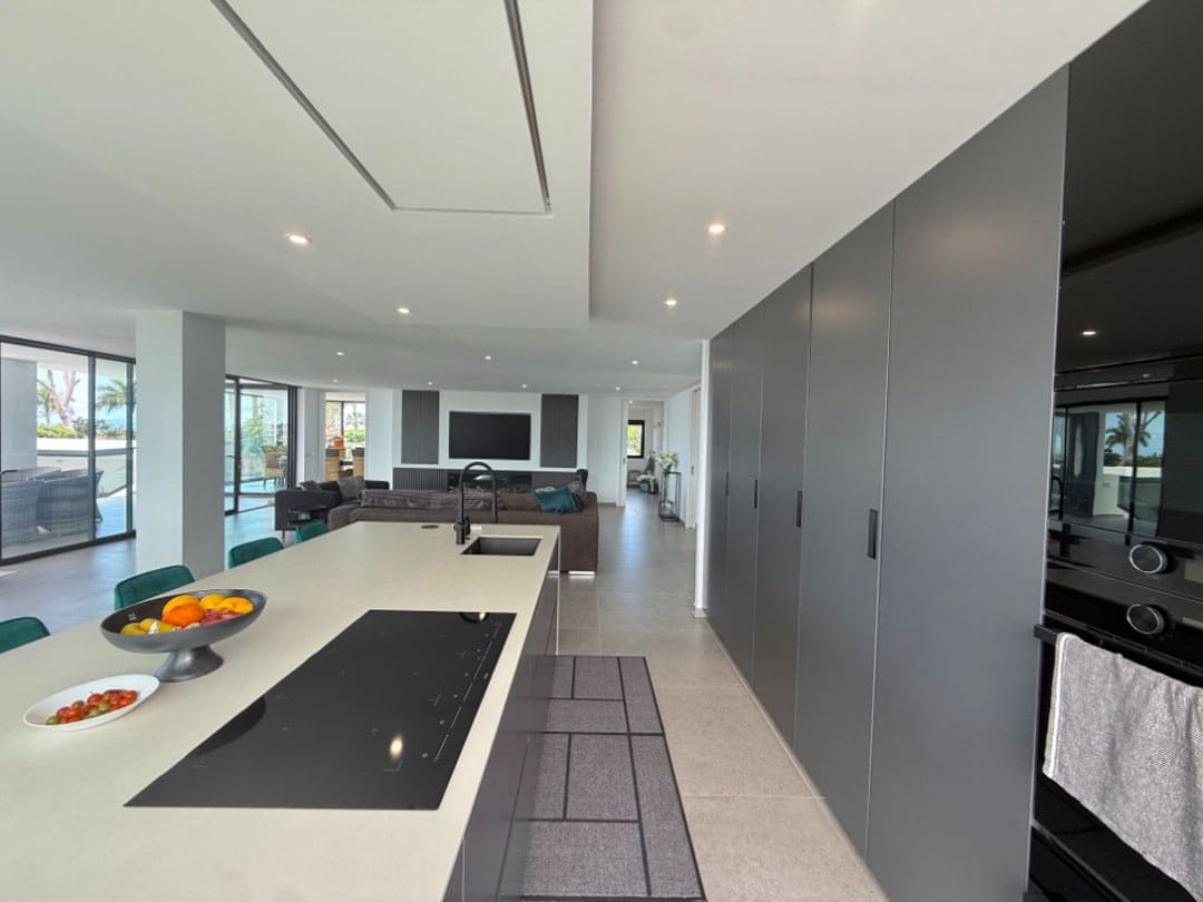 5 bedroom Villa for sale in Playa del Duque with pool garage - € 4,750,000 (Ref: 9834641)