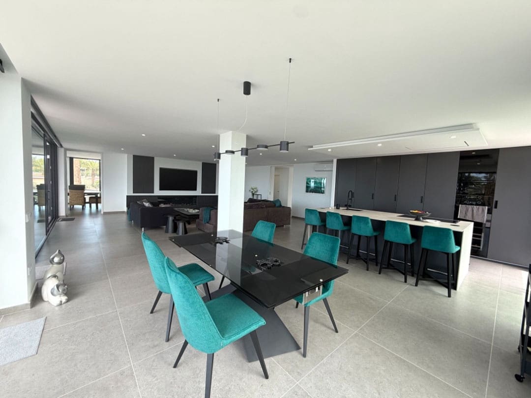 5 bedroom Villa for sale in Playa del Duque with pool garage - € 4,750,000 (Ref: 9834641)