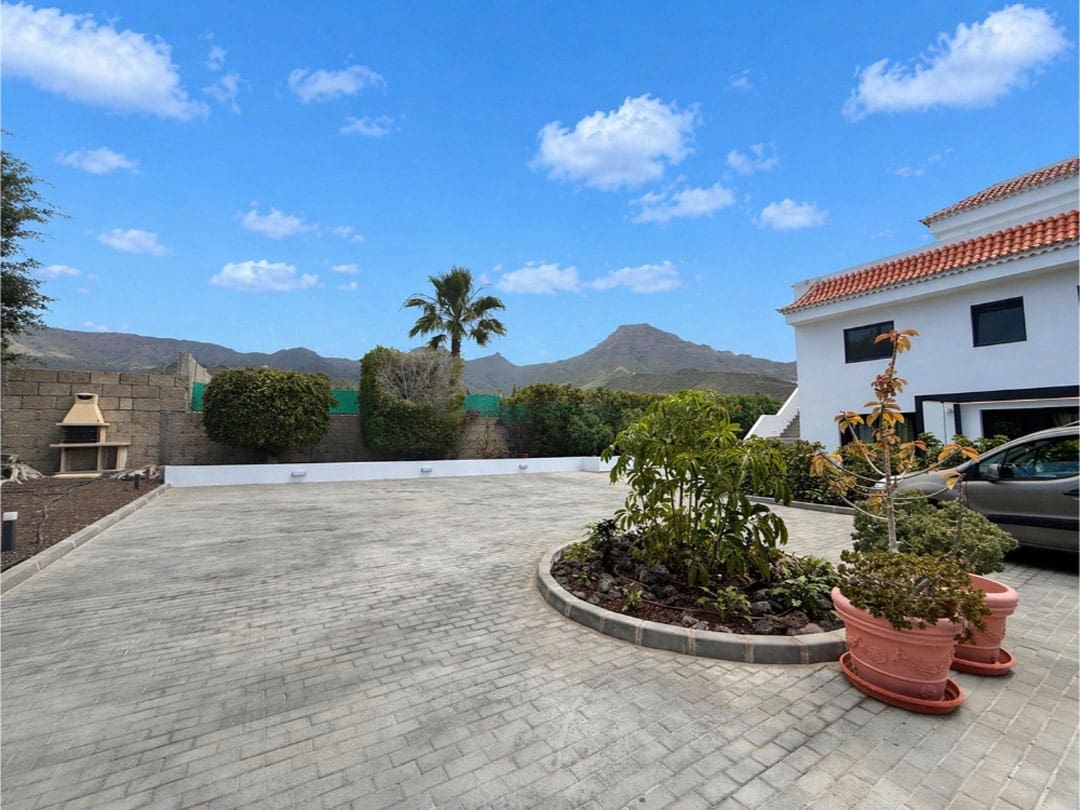 5 bedroom Villa for sale in Playa del Duque with pool garage - € 4,750,000 (Ref: 9834641)