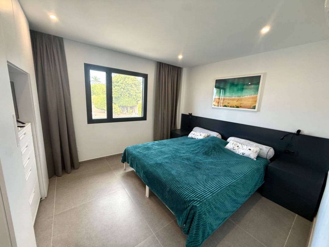 5 bedroom Villa for sale in Playa del Duque with pool garage - € 4,750,000 (Ref: 9834641)