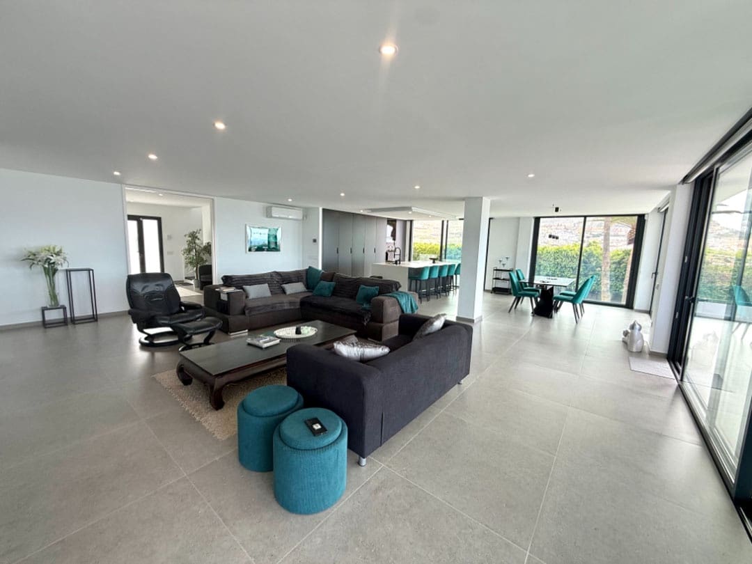 5 bedroom Villa for sale in Playa del Duque with pool garage - € 4,750,000 (Ref: 9834641)
