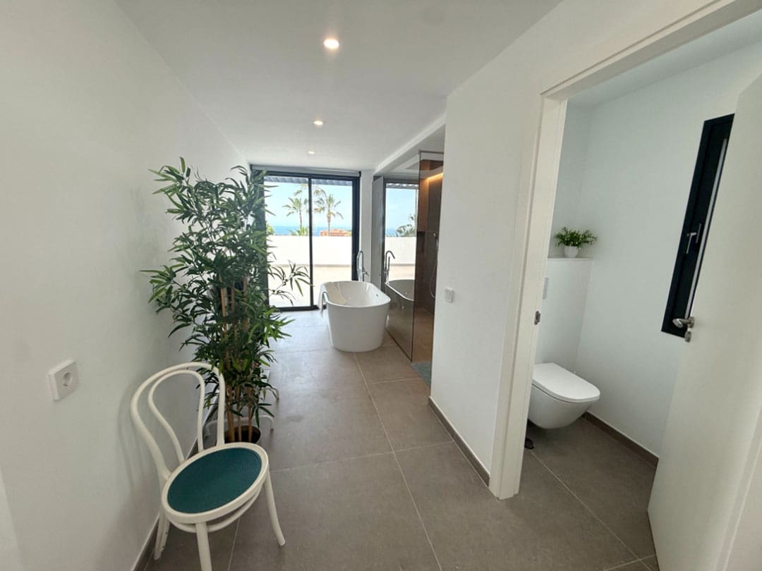 5 bedroom Villa for sale in Playa del Duque with pool garage - € 4,750,000 (Ref: 9834641)