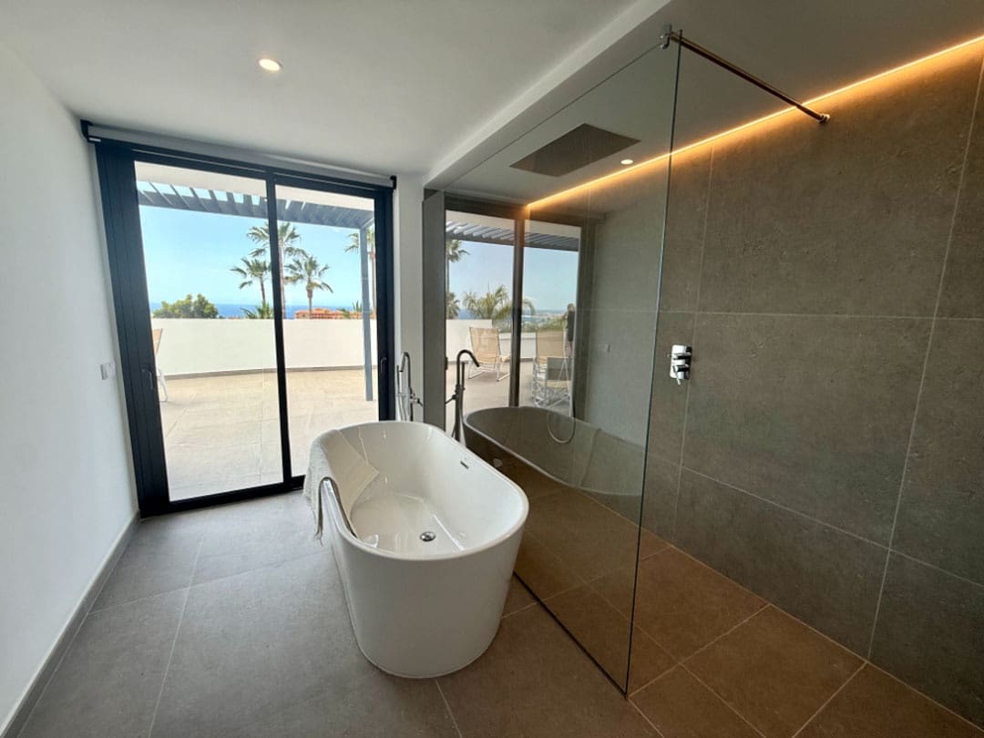 5 bedroom Villa for sale in Playa del Duque with pool garage - € 4,750,000 (Ref: 9834641)