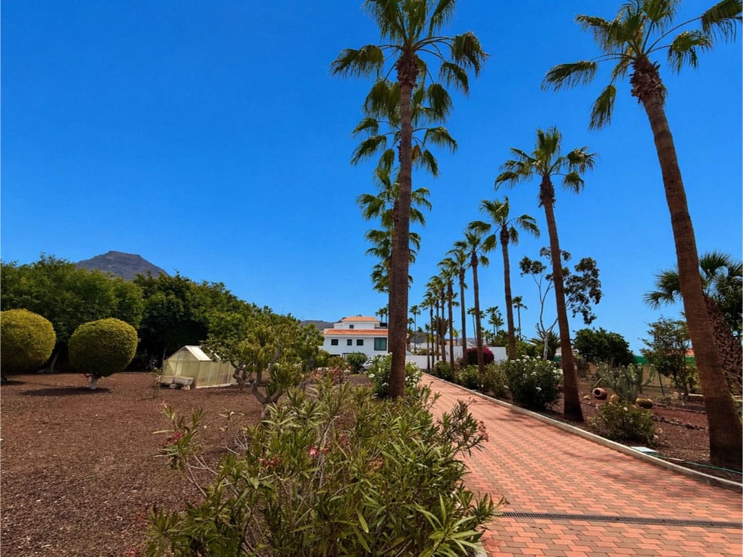 5 bedroom Villa for sale in Playa del Duque with pool garage - € 4,750,000 (Ref: 9834641)