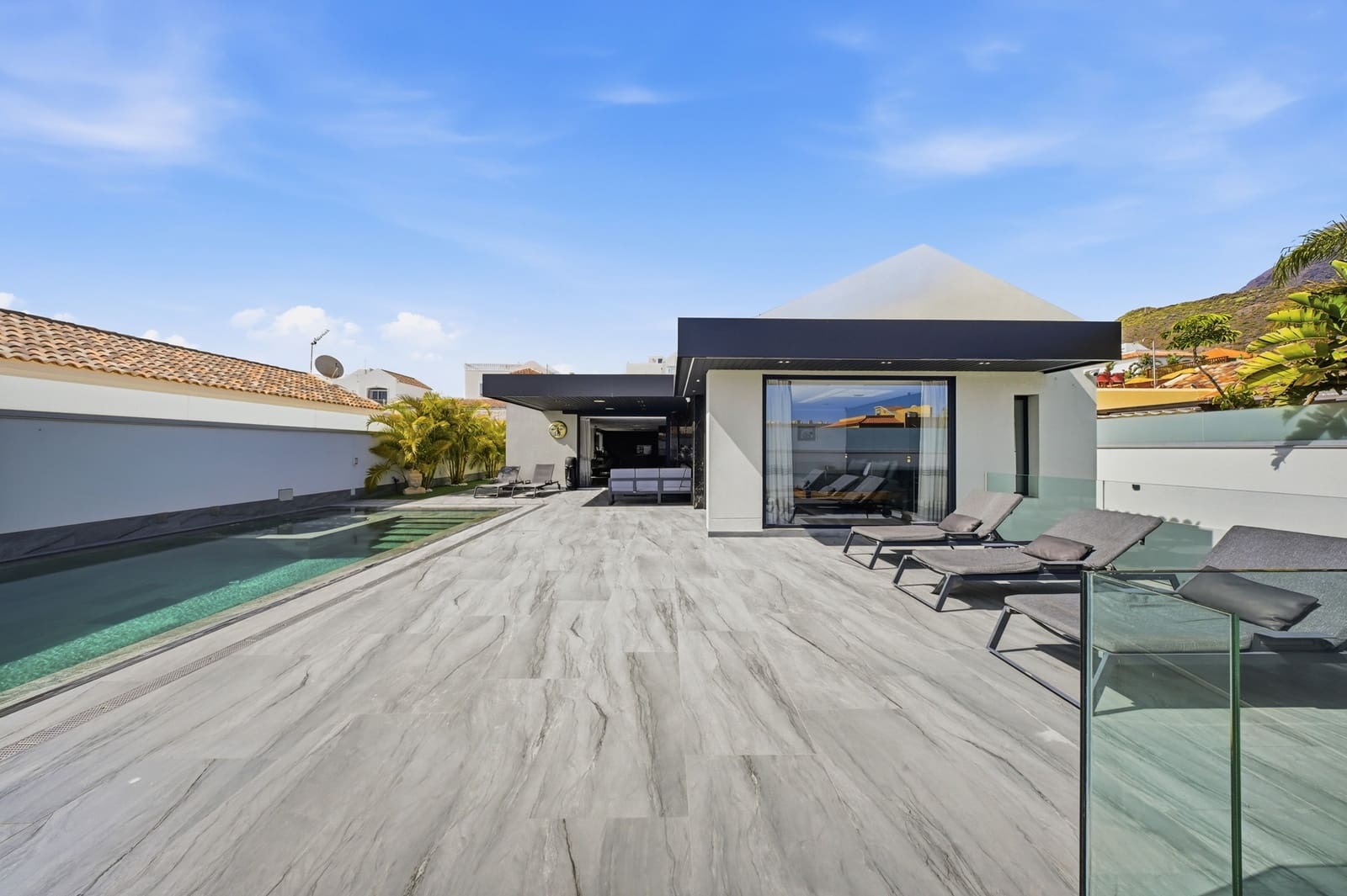 3 sypialnia Willa na sprzedaż w Costa Adeje z basenem - 2 195 000 € (Ref: 9879839)
