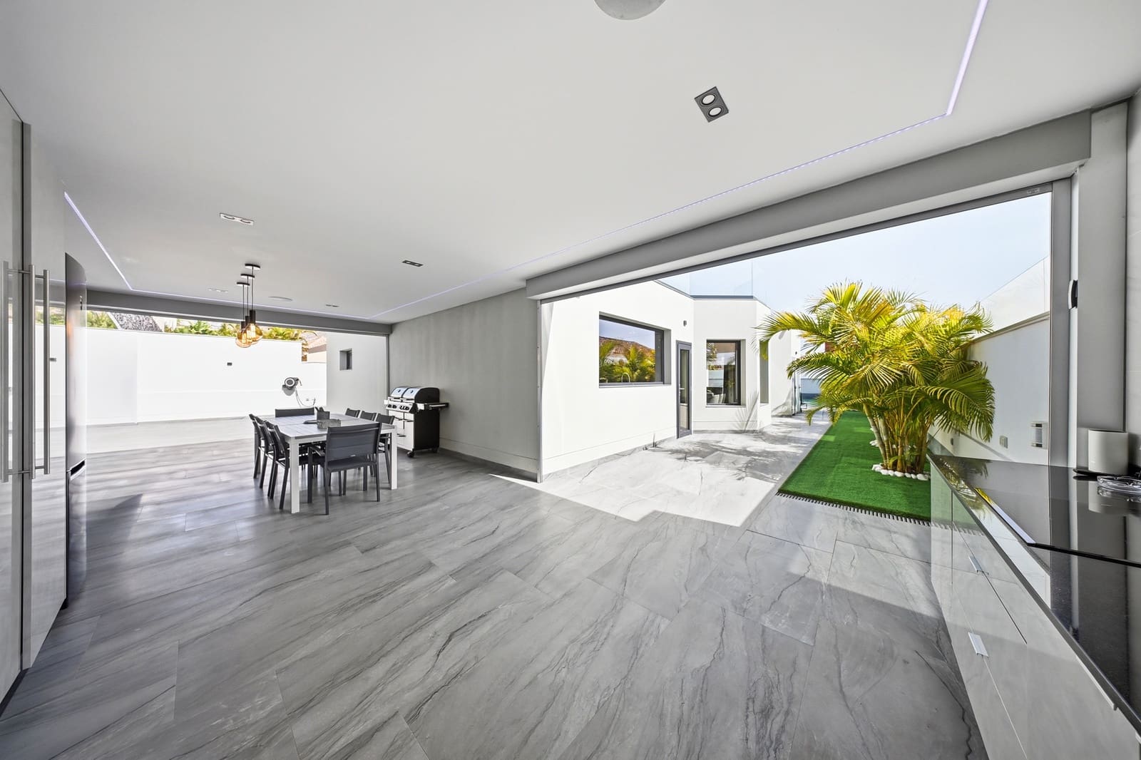 3 sypialnia Willa na sprzedaż w Costa Adeje z basenem - 2 195 000 € (Ref: 9879839)