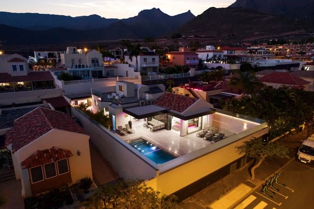 3 sypialnia Willa na sprzedaż w Costa Adeje, Adeje z basenem - 2 195 000 € (Ref: 9879839)