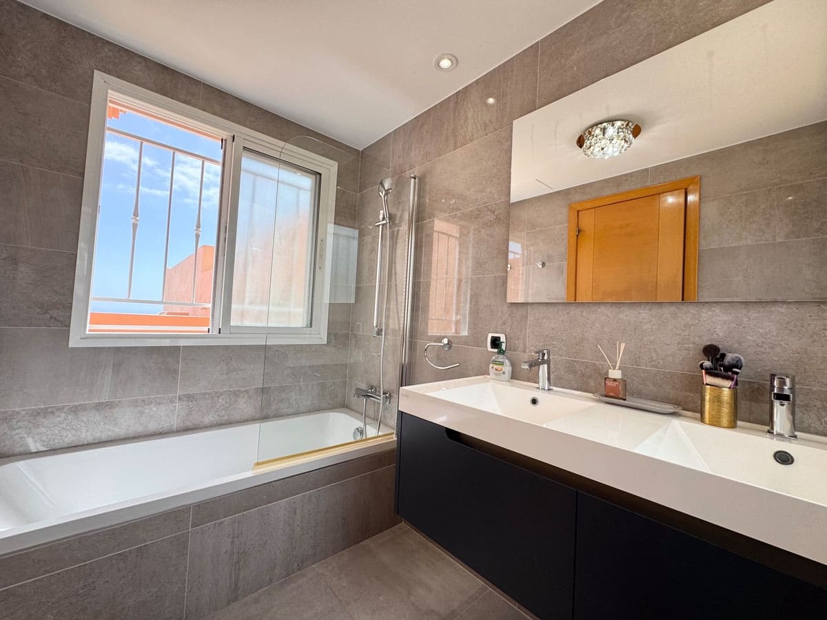 3 bedroom Villa for sale in Costa Adeje with pool garage - € 1,495,000 (Ref: 9895457)