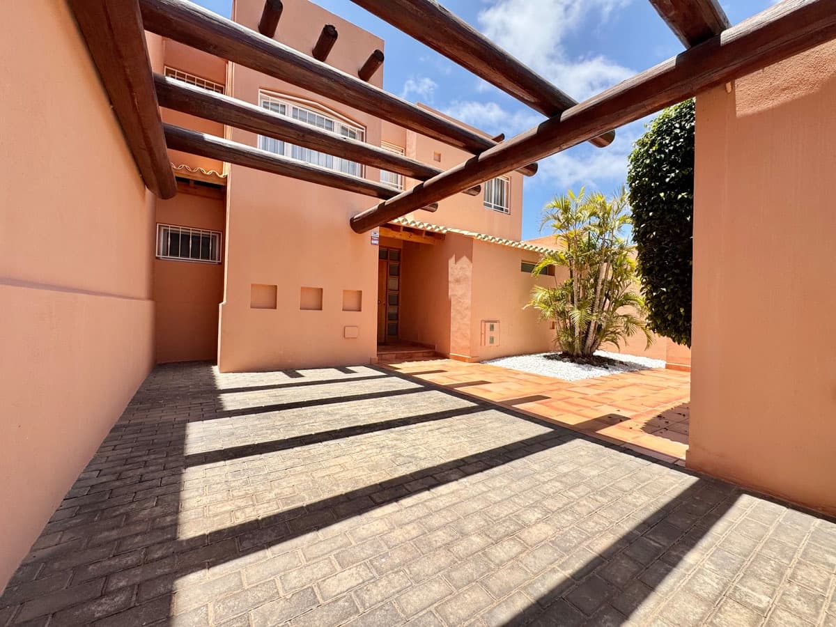 3 bedroom Villa for sale in Costa Adeje with pool garage - € 1,495,000 (Ref: 9895457)