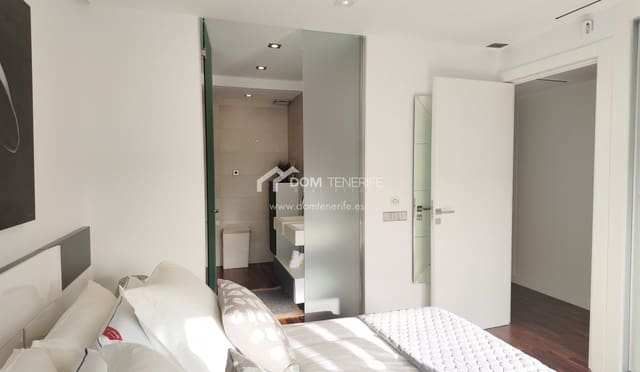 Ático de 4 habitaciones en Palm-Mar, Arona en venta con piscina garaje - 745.000 € (Ref: 10026632)