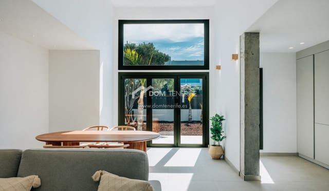 3 sovrum Semi-fristående Villa till salu i El Medano, Granadilla de Abona med pool garage - 1 100 000 € (Ref: 10054342)