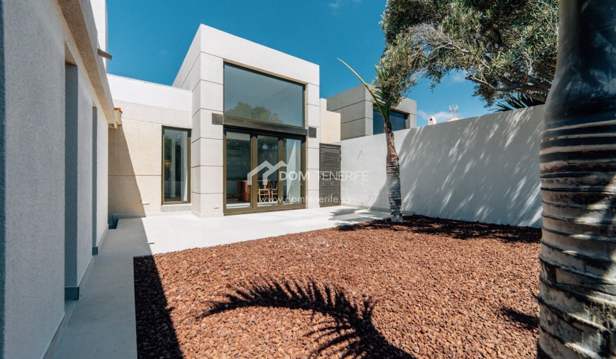 Pareado de 3 habitaciones en El Medano en venta con piscina garaje - 1.100.000 € (Ref: 10054342)