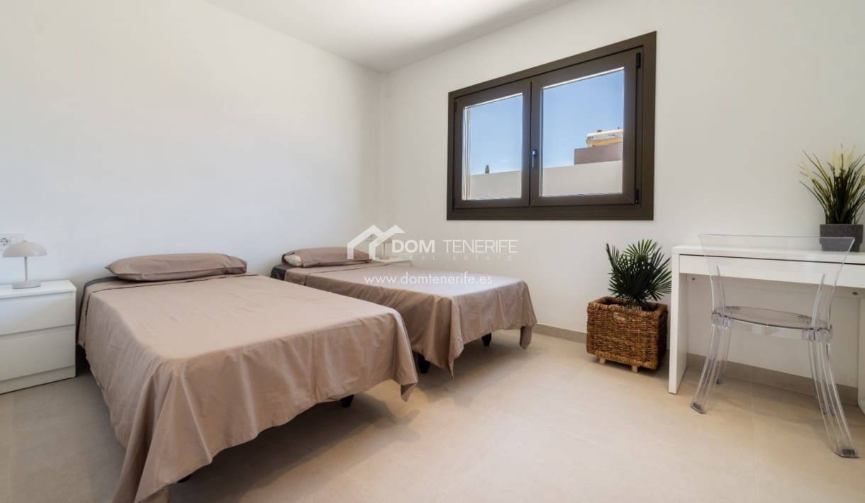 Pareado de 3 habitaciones en El Medano en venta con piscina garaje - 1.100.000 € (Ref: 10054342)