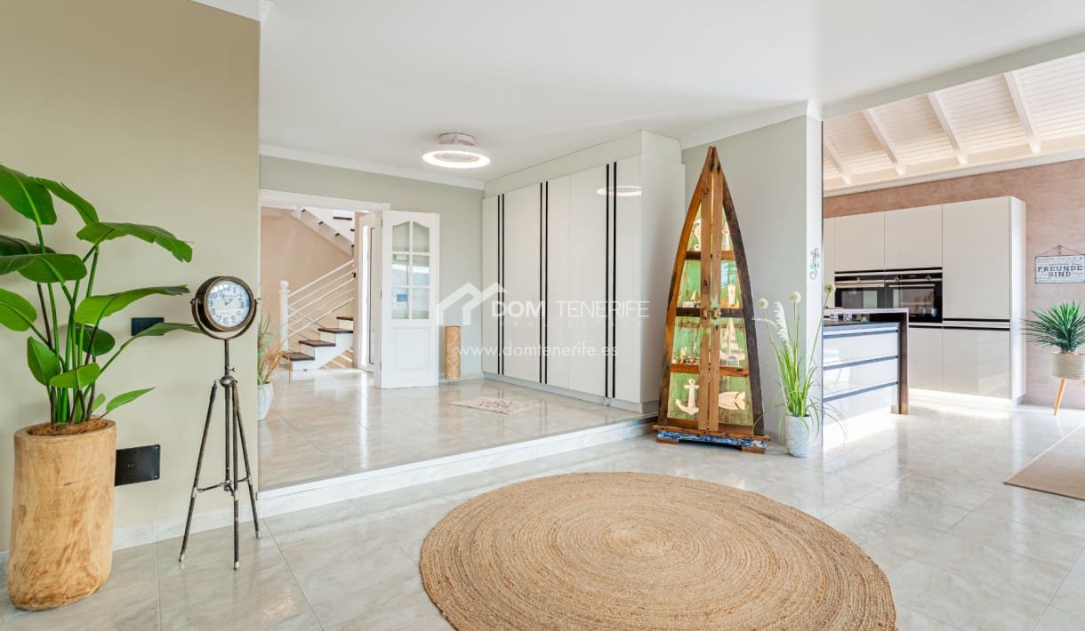 5 bedroom Villa for sale in Chayofa with pool garage - € 1,490,000 (Ref: 10166975)