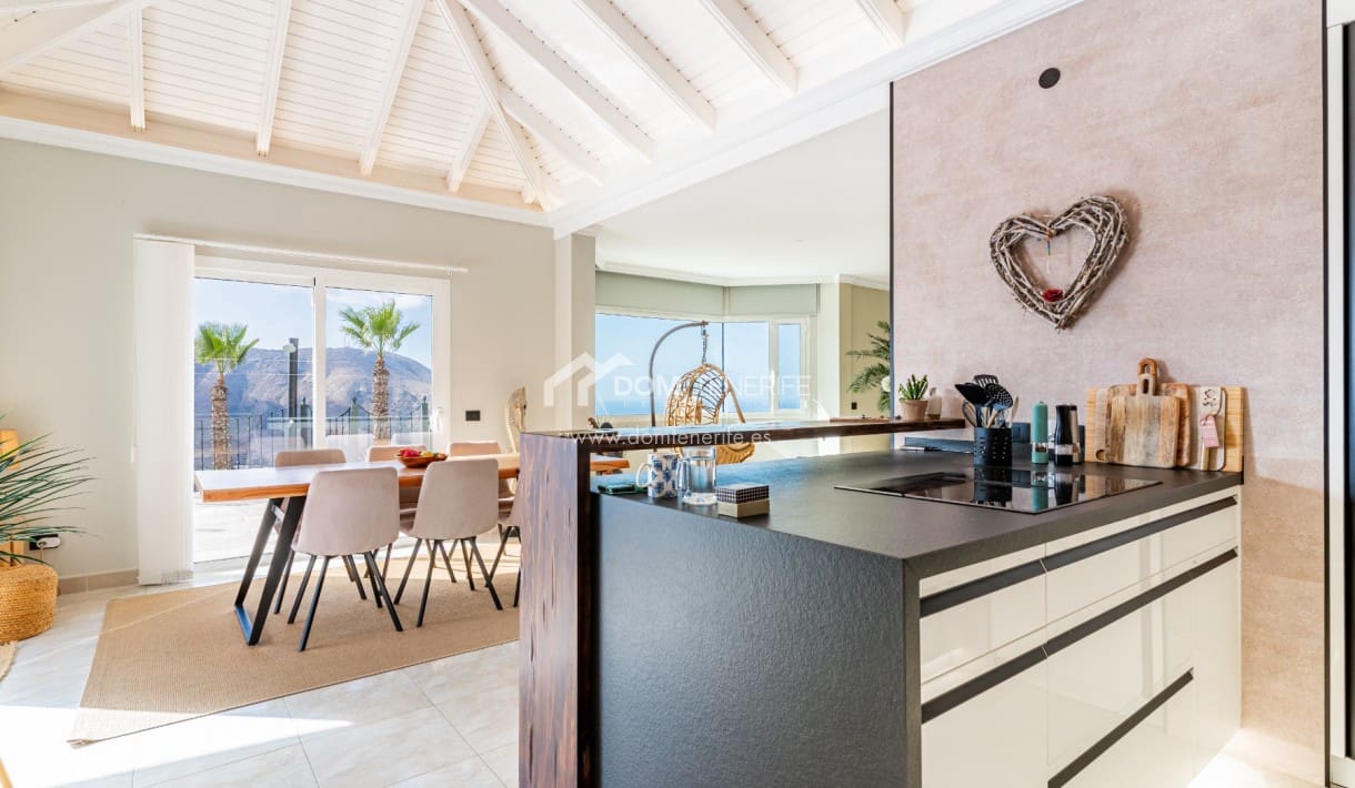 5 bedroom Villa for sale in Chayofa with pool garage - € 1,490,000 (Ref: 10166975)