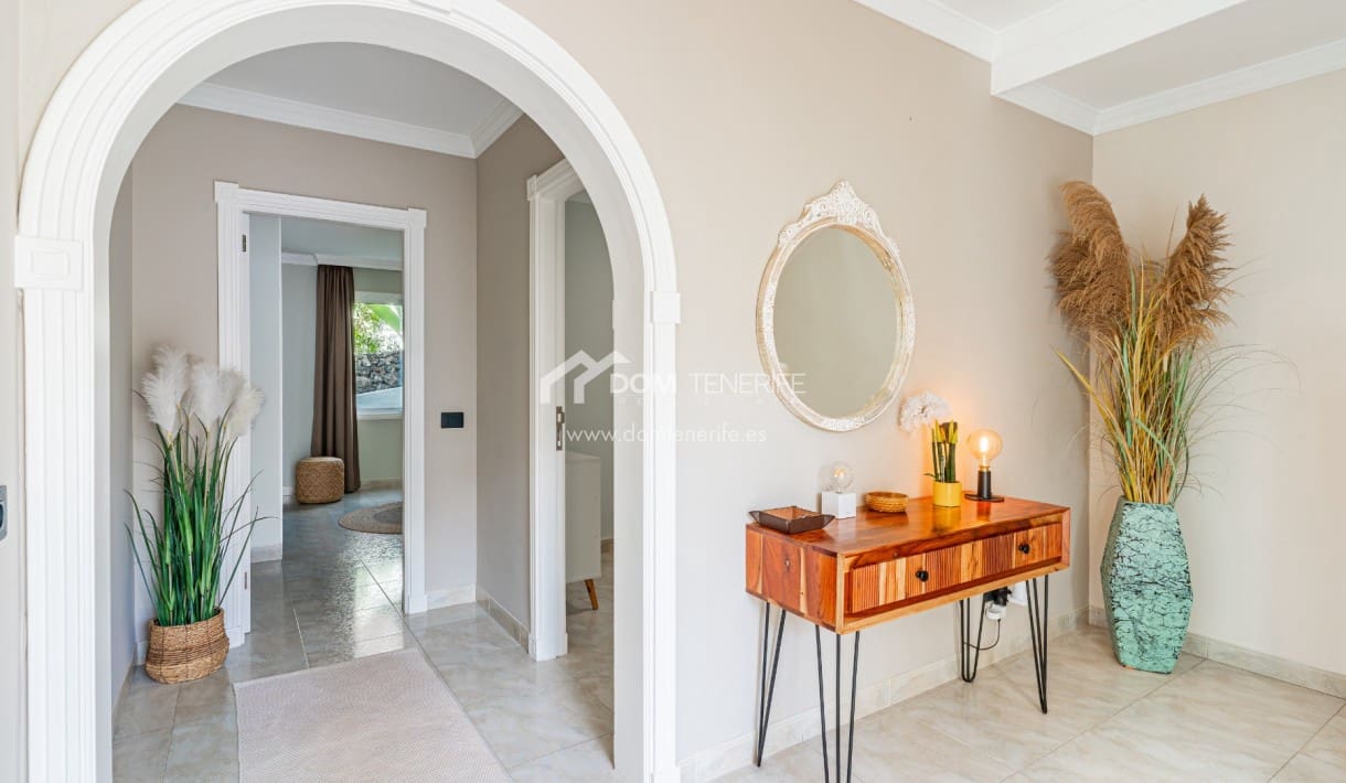 5 bedroom Villa for sale in Chayofa with pool garage - € 1,490,000 (Ref: 10166975)