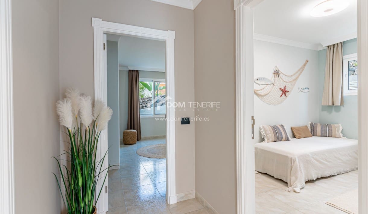 5 bedroom Villa for sale in Chayofa with pool garage - € 1,490,000 (Ref: 10166975)