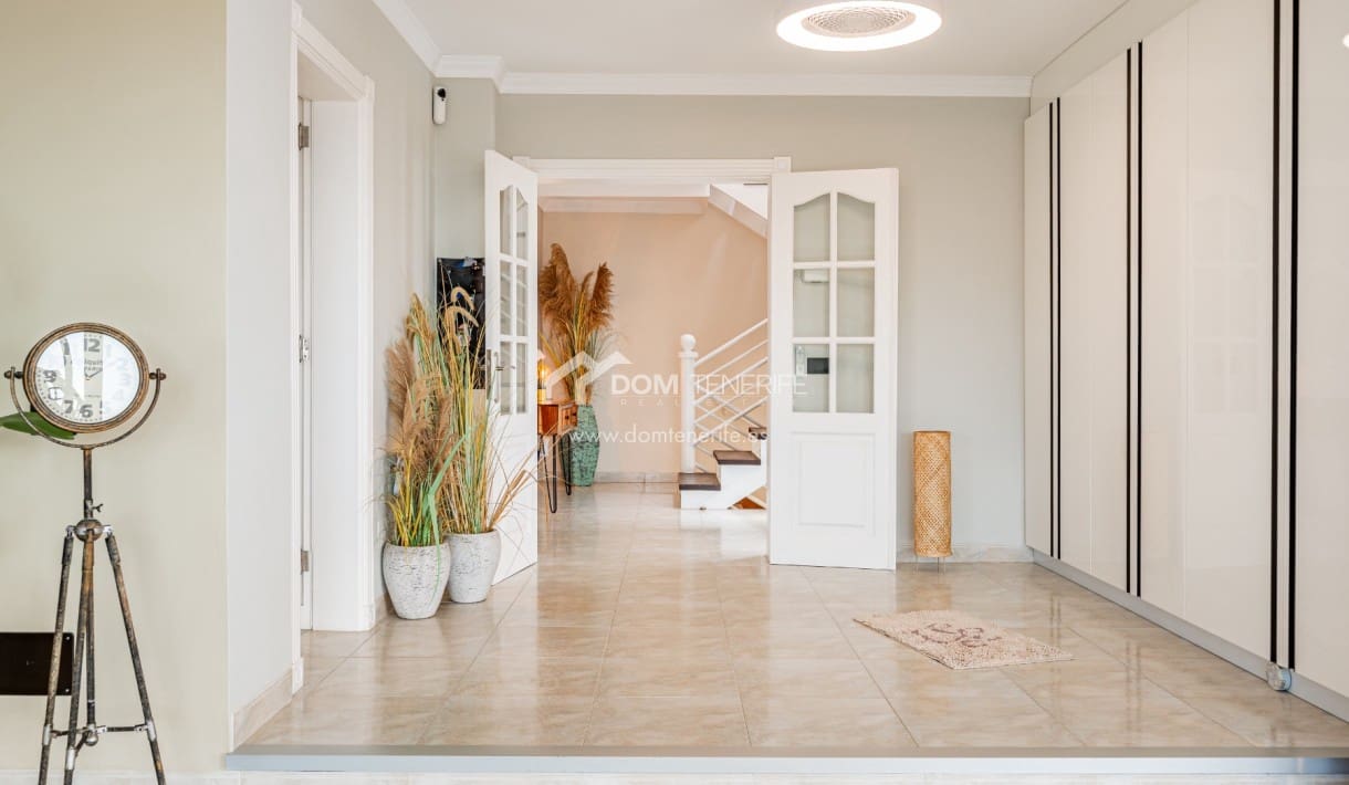 5 bedroom Villa for sale in Chayofa with pool garage - € 1,490,000 (Ref: 10166975)