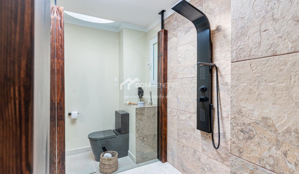 5 bedroom Villa for sale in Chayofa with pool garage - € 1,490,000 (Ref: 10166975)
