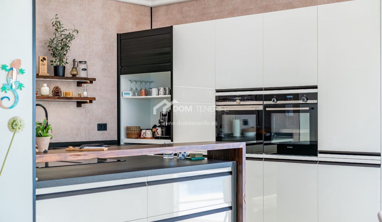 5 bedroom Villa for sale in Chayofa with pool garage - € 1,490,000 (Ref: 10166975)