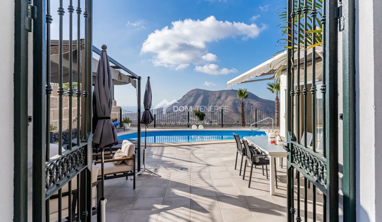 5 bedroom Villa for sale in Chayofa with pool garage - € 1,490,000 (Ref: 10166975)