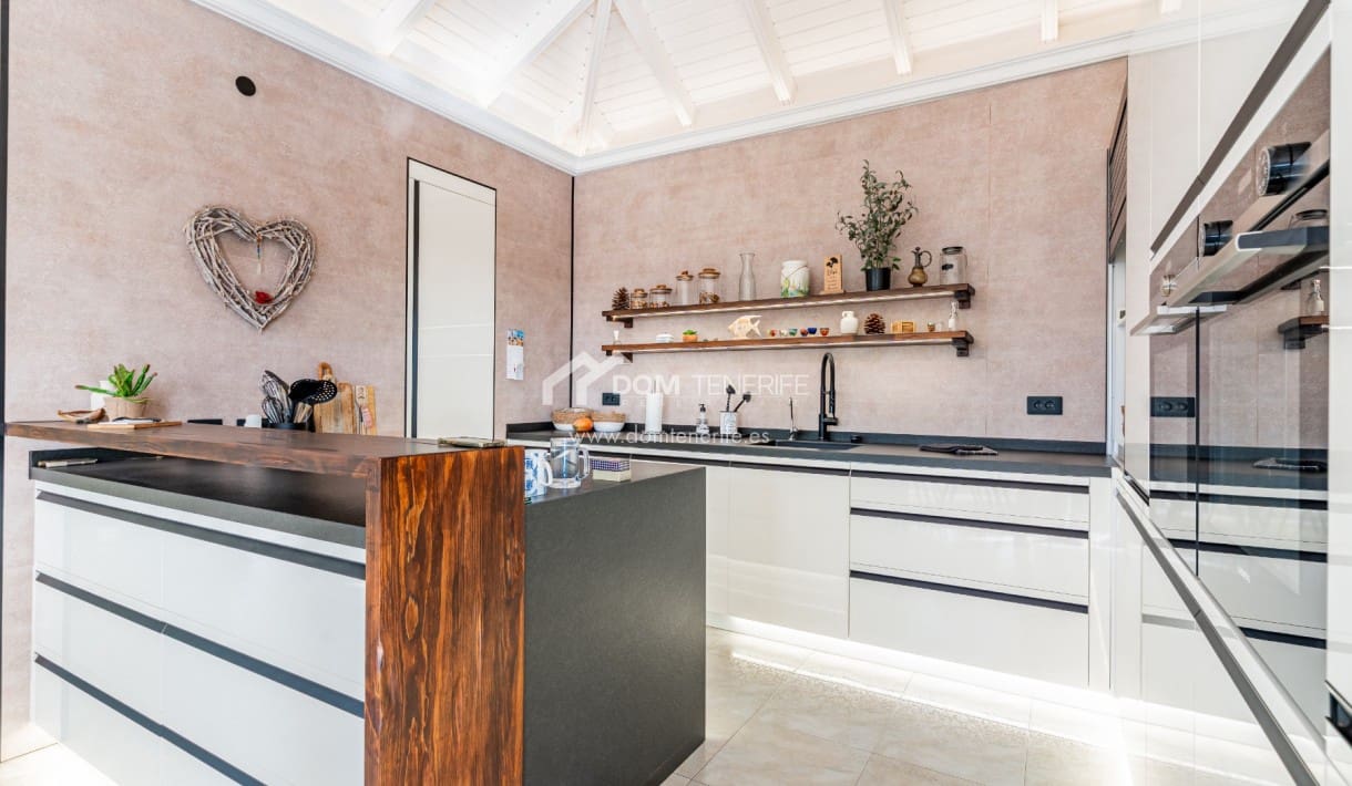 5 bedroom Villa for sale in Chayofa with pool garage - € 1,490,000 (Ref: 10166975)