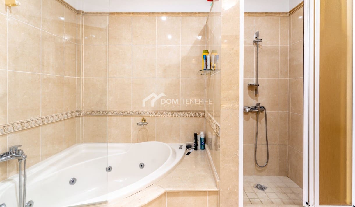 3 makuuhuone Huvila myytävänä paikassa Guia de Isora mukana uima-altaan - 1 080 000 € (Ref: 8678791)