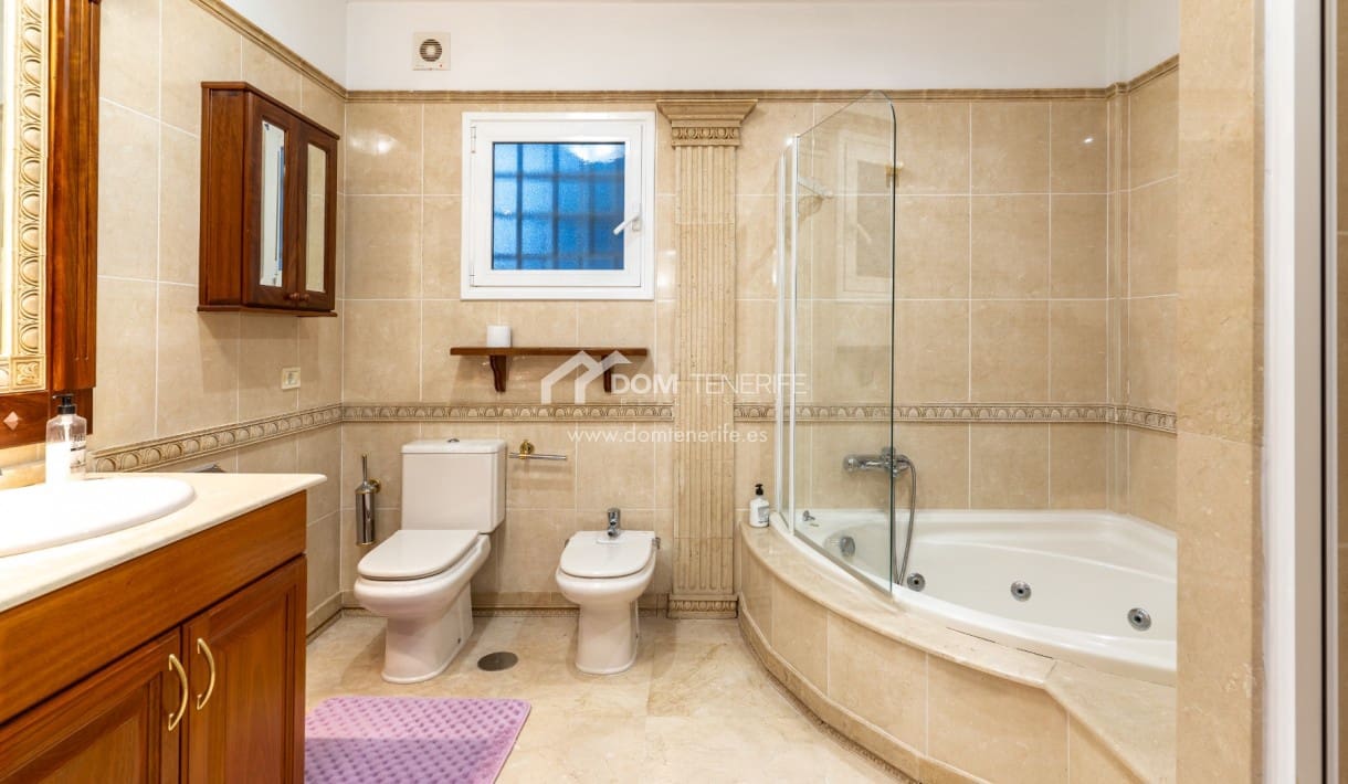 3 makuuhuone Huvila myytävänä paikassa Guia de Isora mukana uima-altaan - 1 080 000 € (Ref: 8678791)