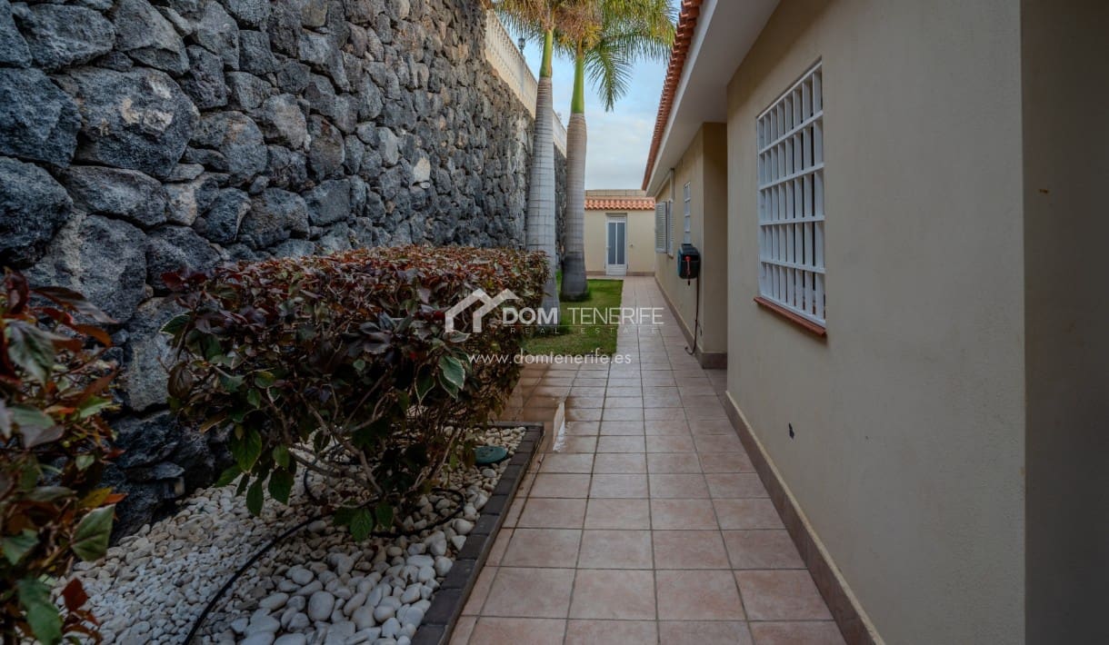 3 makuuhuone Huvila myytävänä paikassa Guia de Isora mukana uima-altaan - 1 080 000 € (Ref: 8678791)