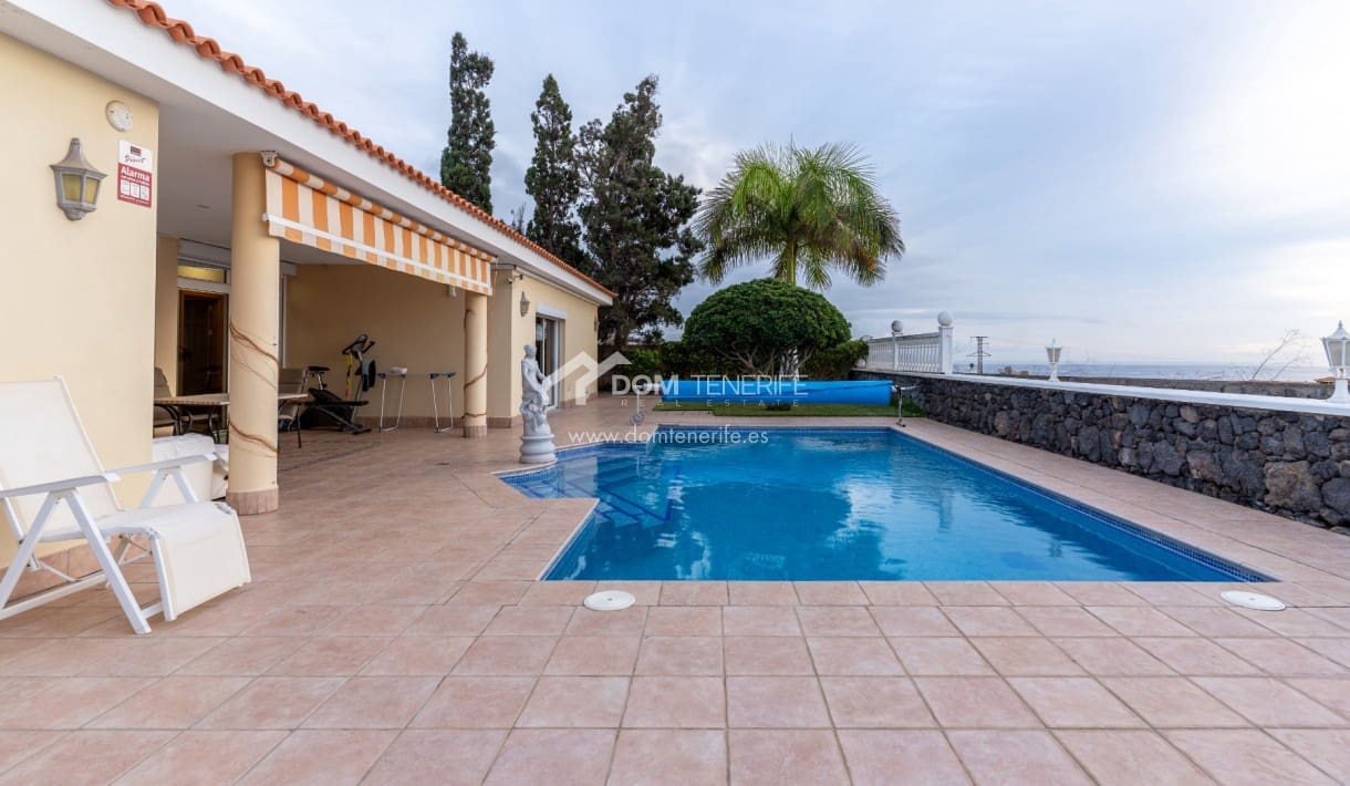 3 makuuhuone Huvila myytävänä paikassa Guia de Isora mukana uima-altaan - 1 080 000 € (Ref: 8678791)