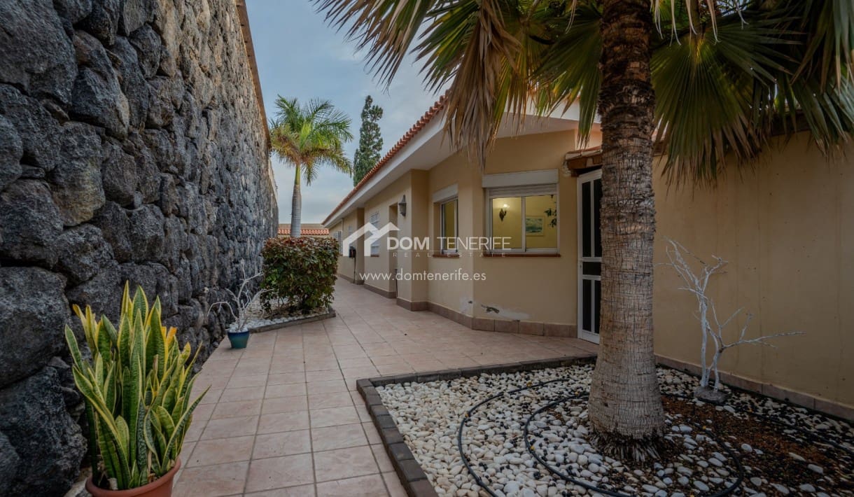 3 makuuhuone Huvila myytävänä paikassa Guia de Isora mukana uima-altaan - 1 080 000 € (Ref: 8678791)