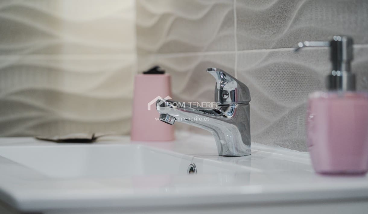 1 makuuhuone Huoneisto myytävänä paikassa Playa de las Americas - 300 000 € (Ref: 8873208)