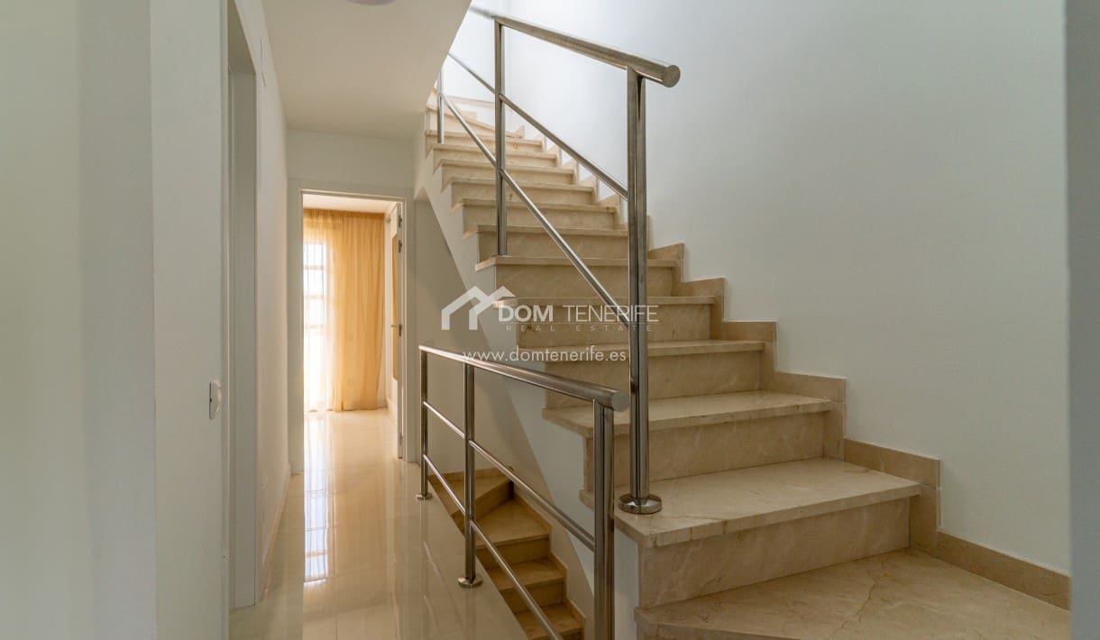 4 soveværelse Byhus til salg i Playa de las Americas med swimmingpool - € 890.000 (Ref: 8948251)