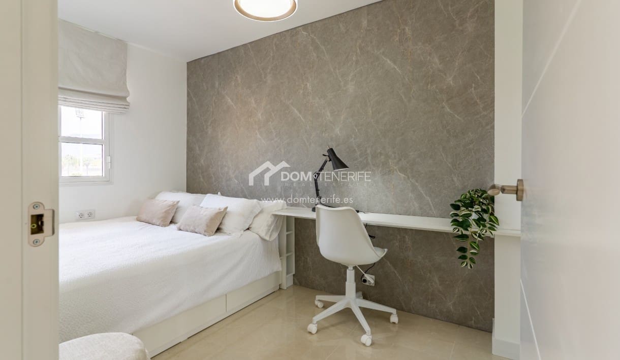 4 soveværelse Byhus til salg i Playa de las Americas med swimmingpool - € 890.000 (Ref: 8948251)