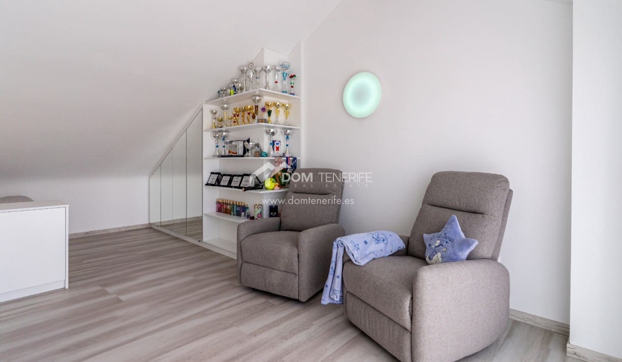 4 soveværelse Byhus til salg i Playa de las Americas med swimmingpool - € 890.000 (Ref: 8948251)