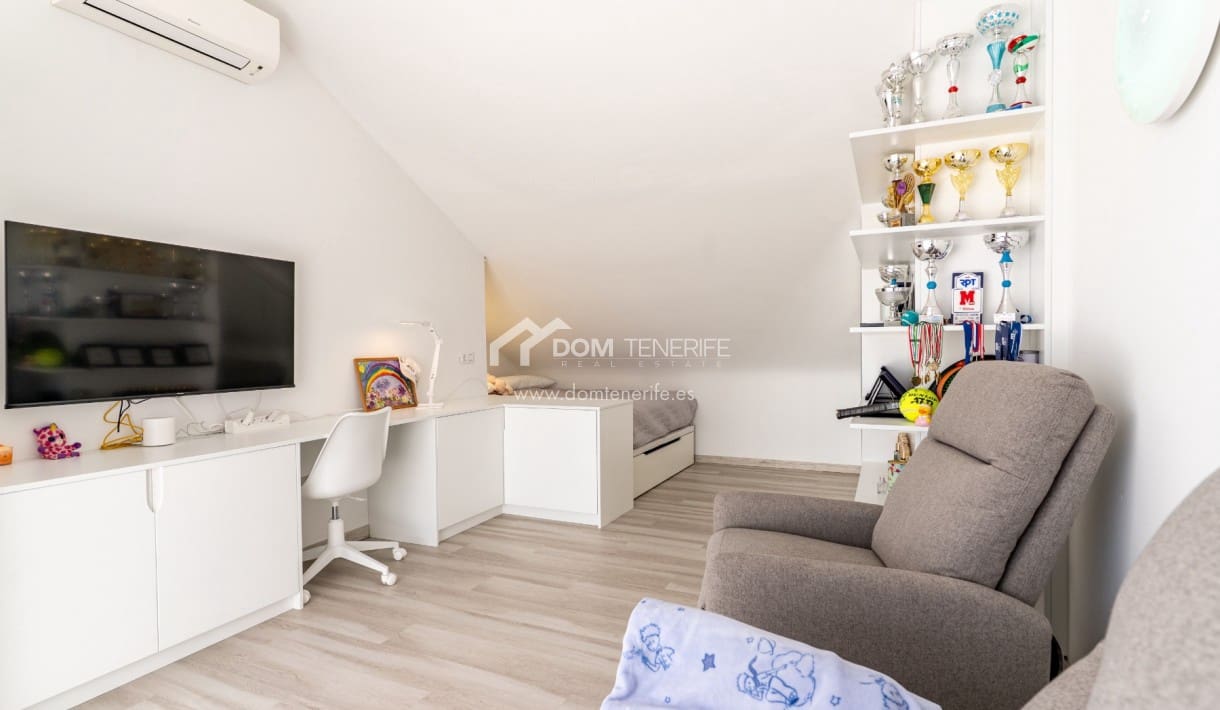 4 soveværelse Byhus til salg i Playa de las Americas med swimmingpool - € 890.000 (Ref: 8948251)